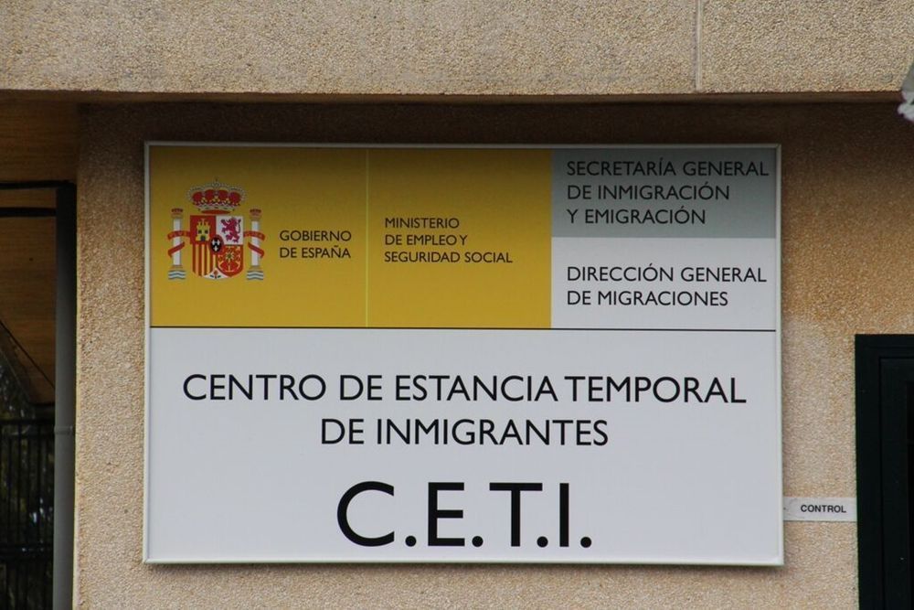 Diez detenidos y varios heridos tras una pelea multitudinaria en el CETI con unos 50 participantes